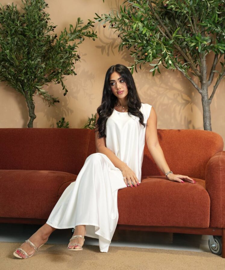 Alternative view of white under abaya