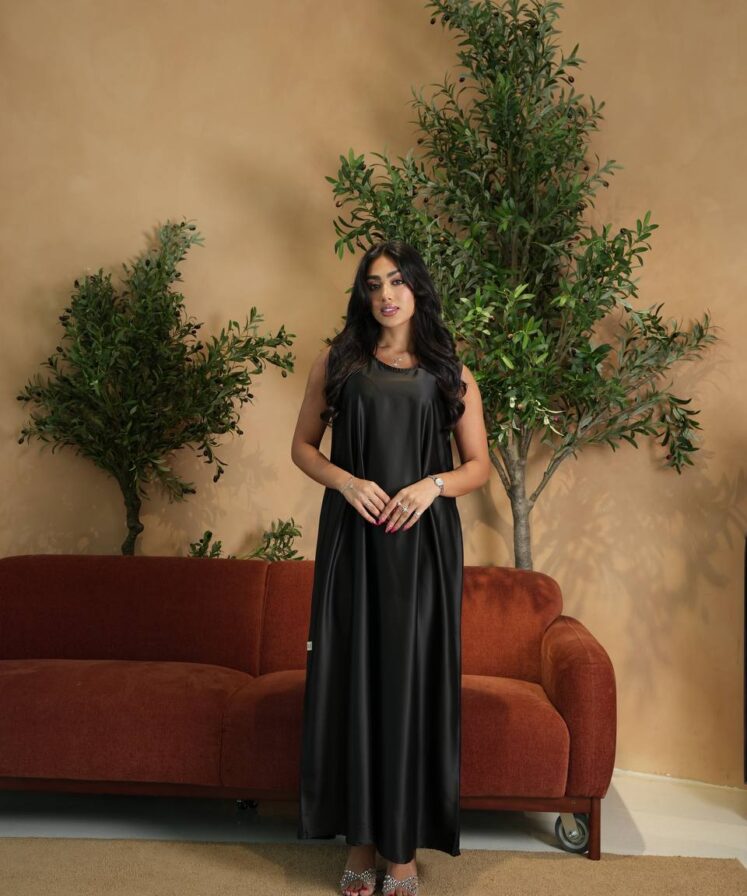 Alternative view of Black under abaya